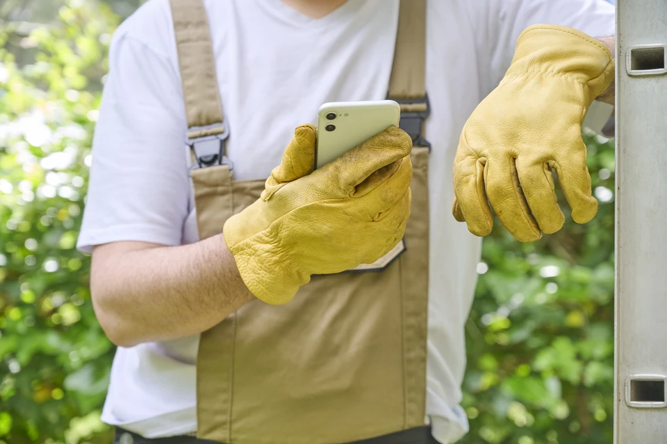 homme assis sur sa terrasse avec son smartphone